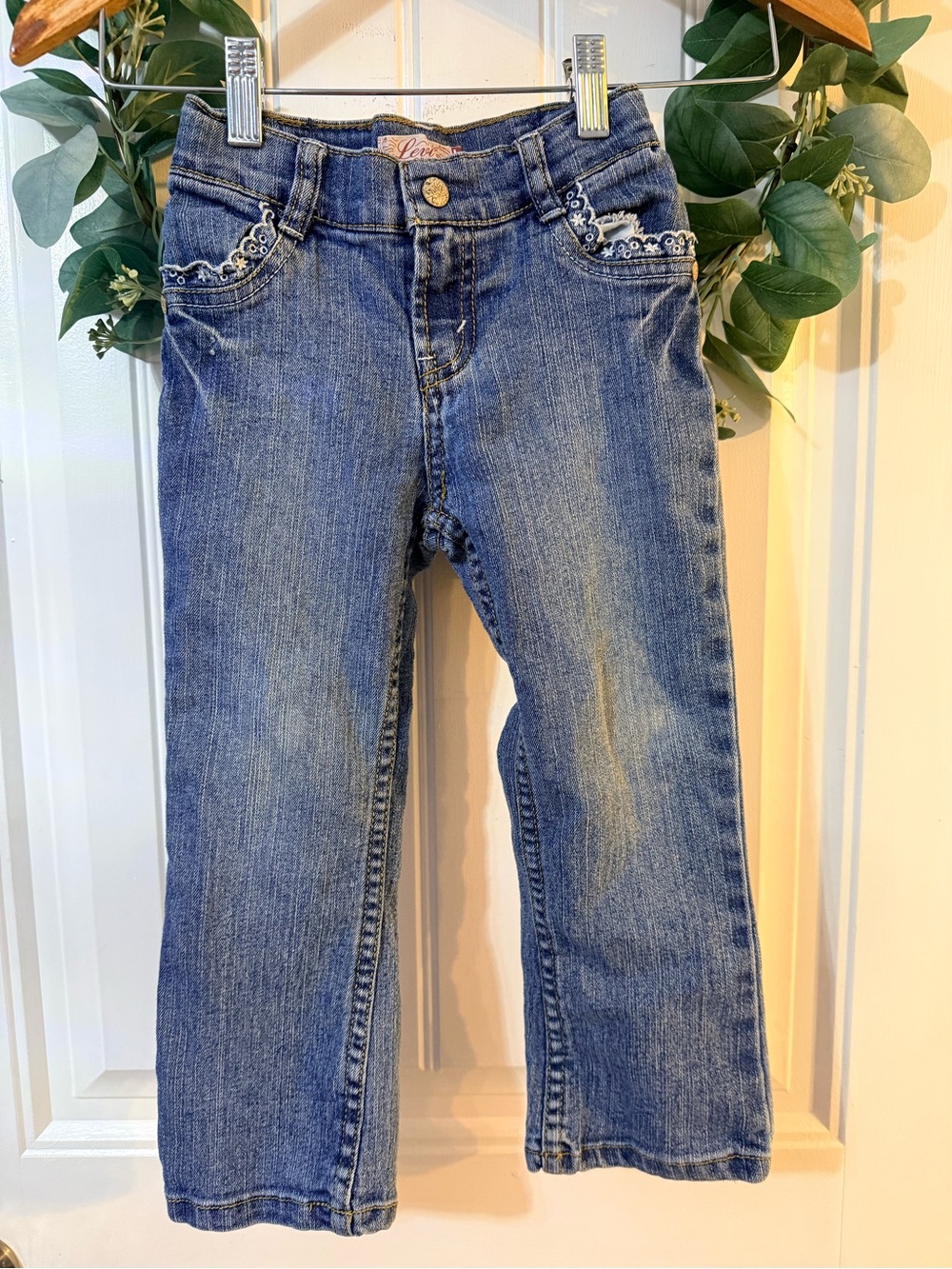 🌿4/$25 • Levi’s Straight-Leg Blue Jeans with Embroidered Pockets